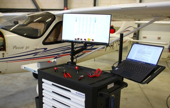 Bras articulés pour écran et ordinateur sur servante d’atelieraéronautique