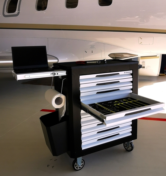 Accessoires sur servante d’atelier aéronautique